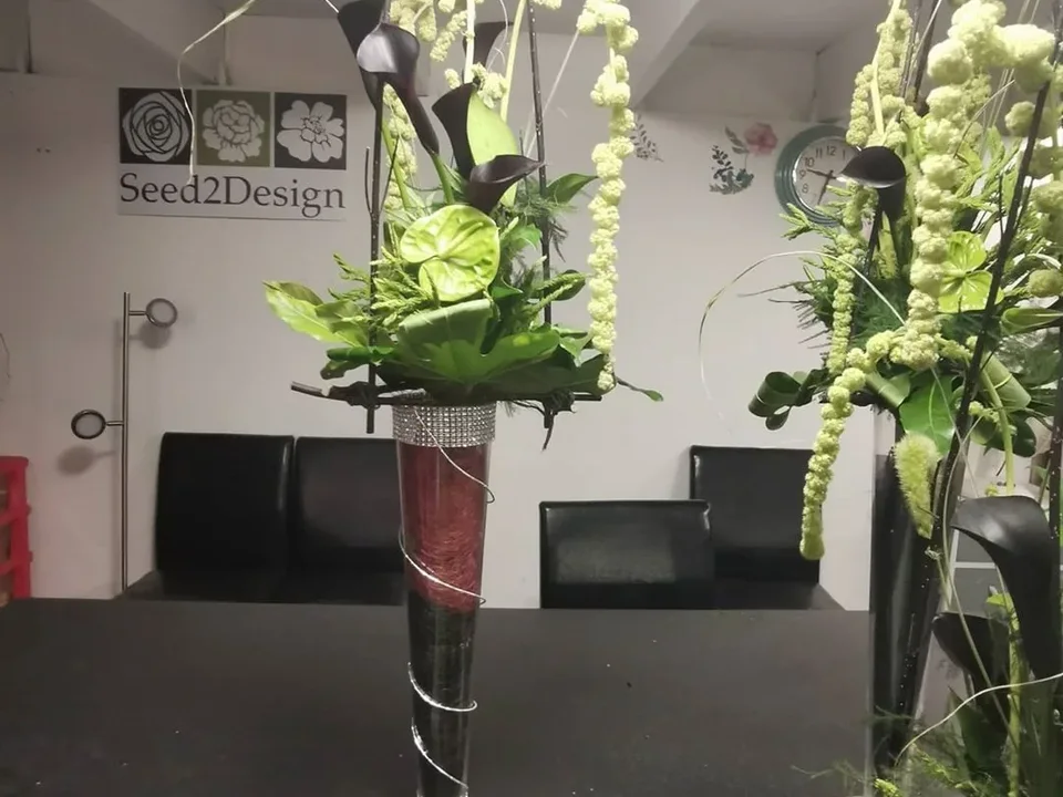 Contemporary green reception arrangement