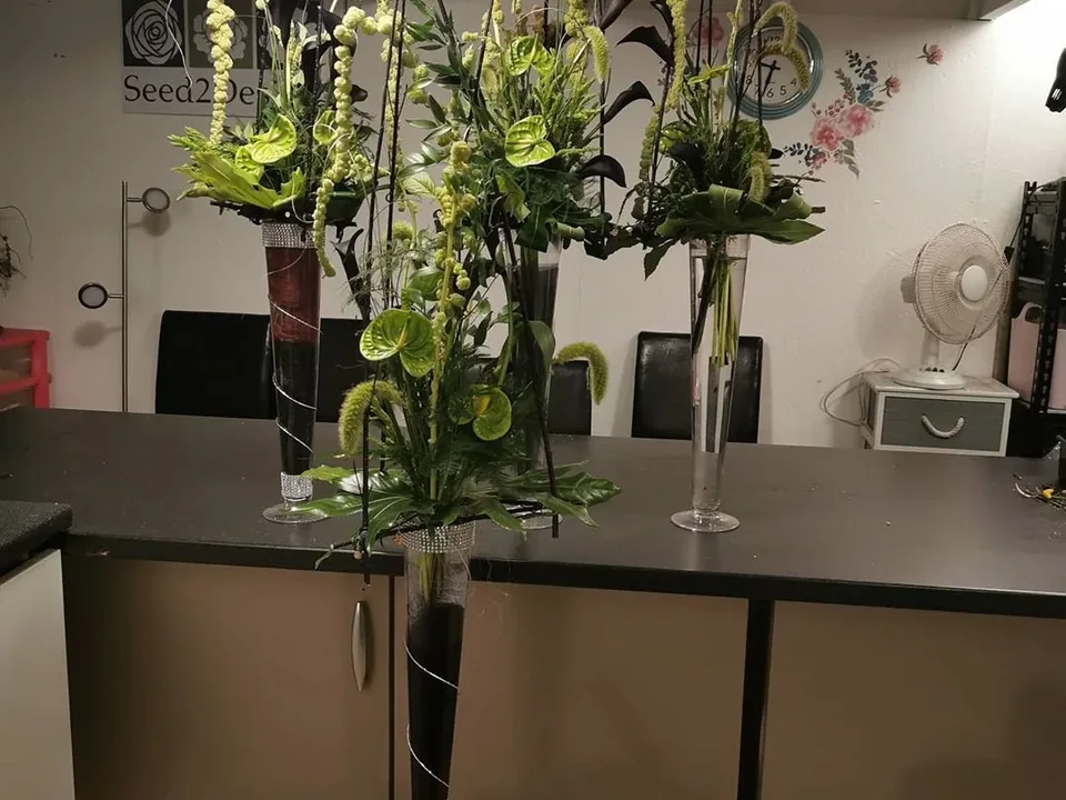 Coordinated green and white table arrangements