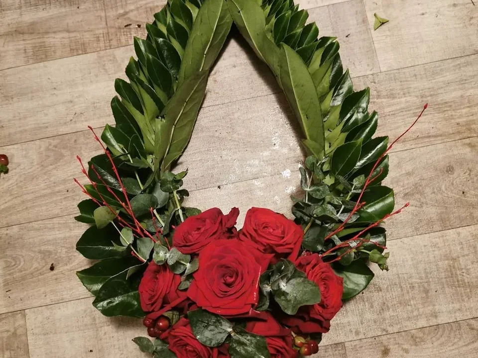 Natural foliage wreath with red roses