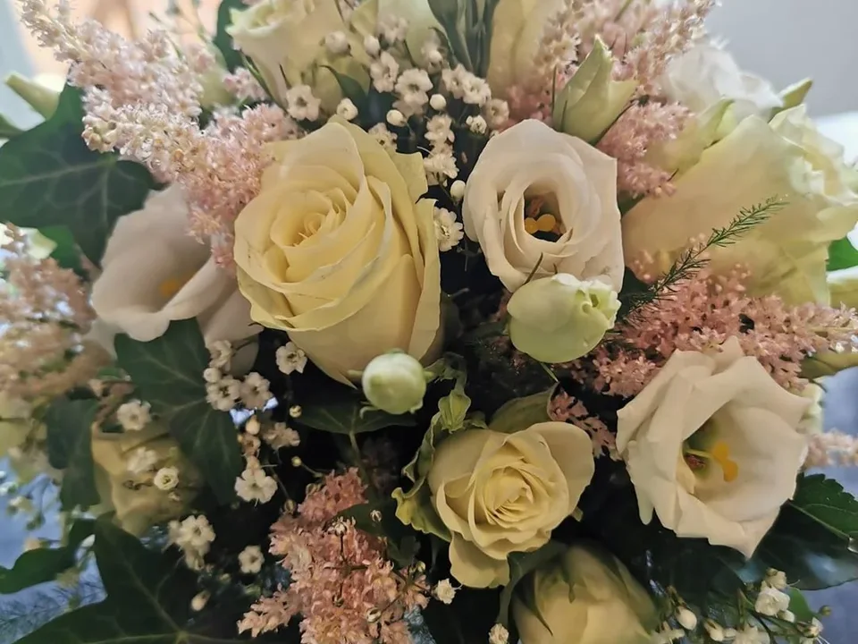 Classic ivory rose wedding bouquet